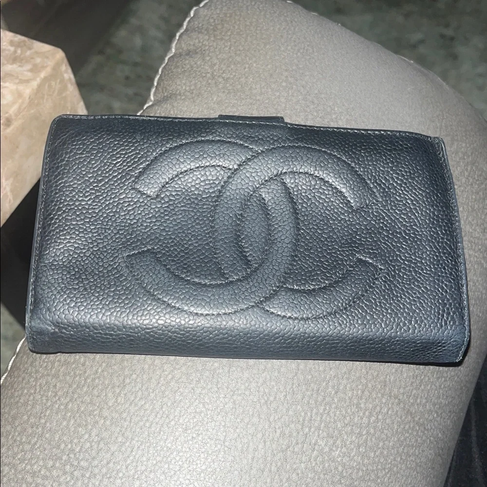 CHANEL Textured Black Caviar Leather Kisslock Wallet CC logo embossed